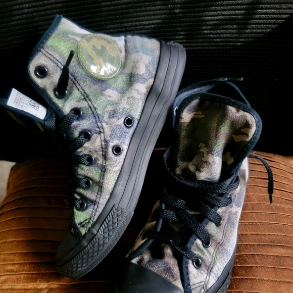 Converse Other - Pre-owned unisex distressed camo high top converse AIKO sneakers sz 3